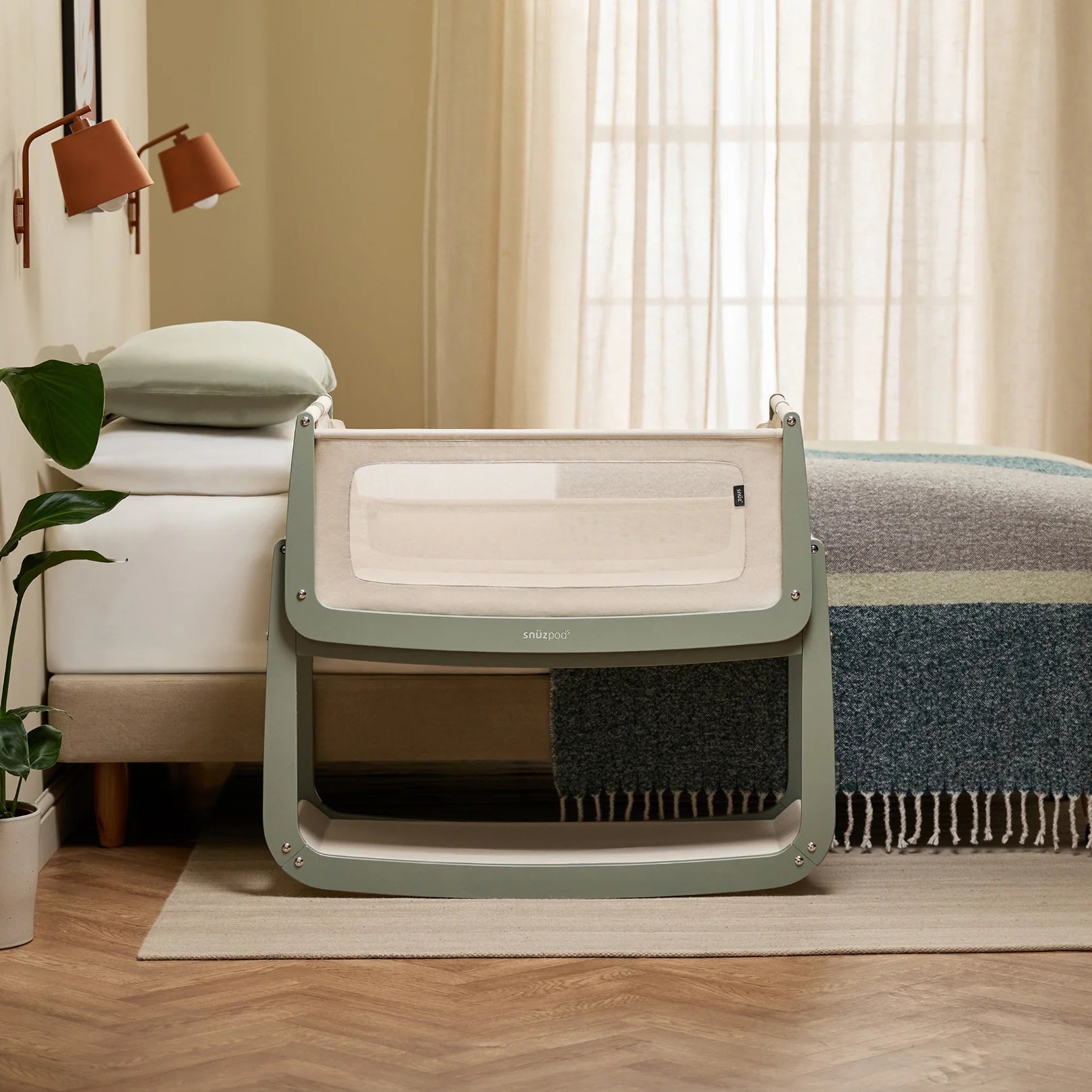 SnuzPod5 Bedside Crib - Sage USFN050A