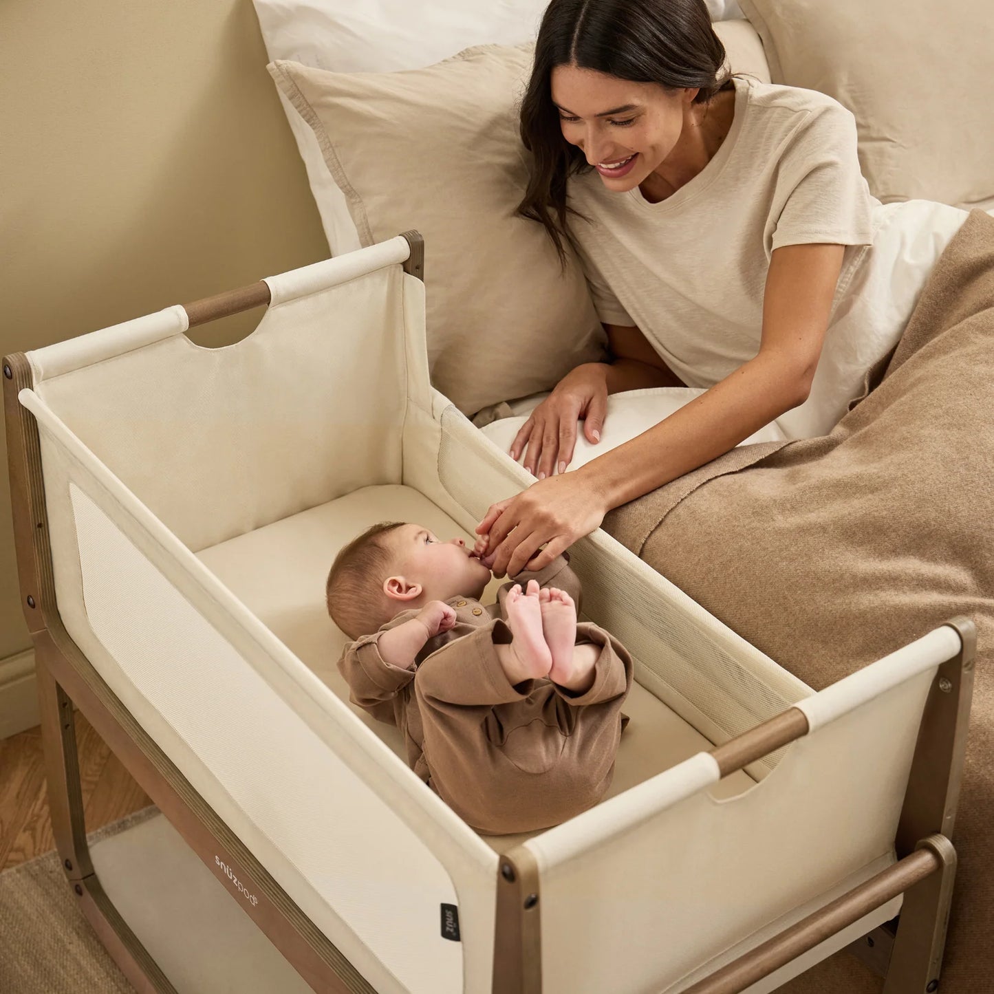 SnuzPod5 Bedside Crib - Walnut