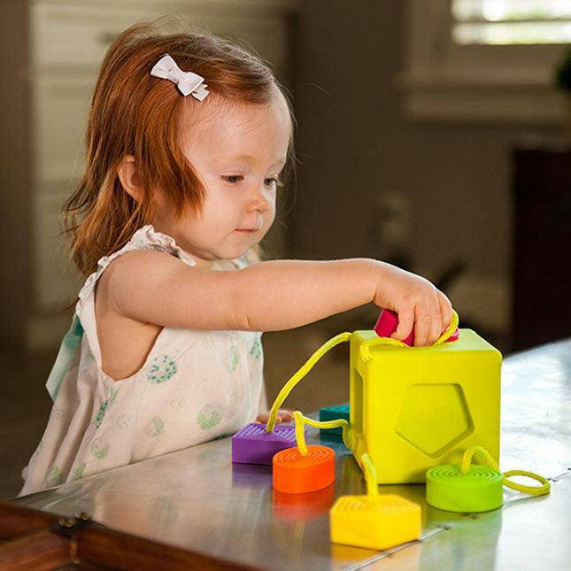 Fat Brain Toys - OombeeCube - Traveling Tikes 